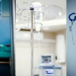 infirmier administrant une perfusion à domicile à Rabat Salé Témara